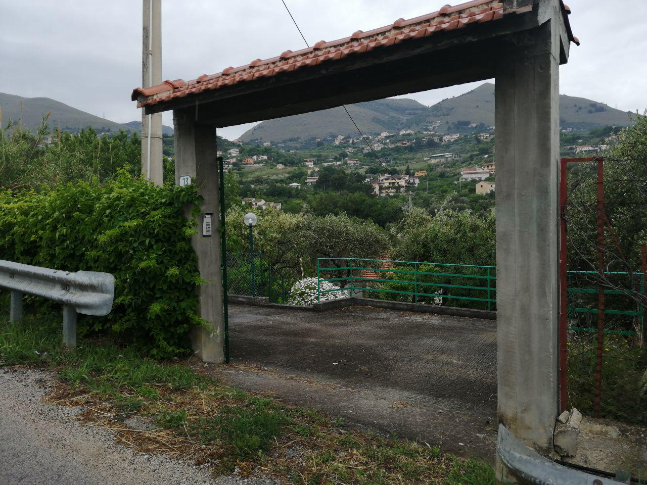 Via Pezzingoli, villino con giardino e posti auto