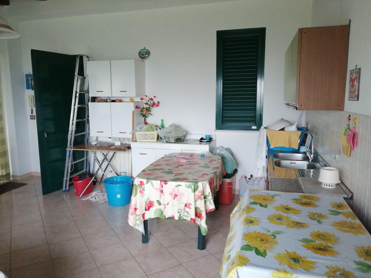 Via Pezzingoli, villino con giardino e posti auto