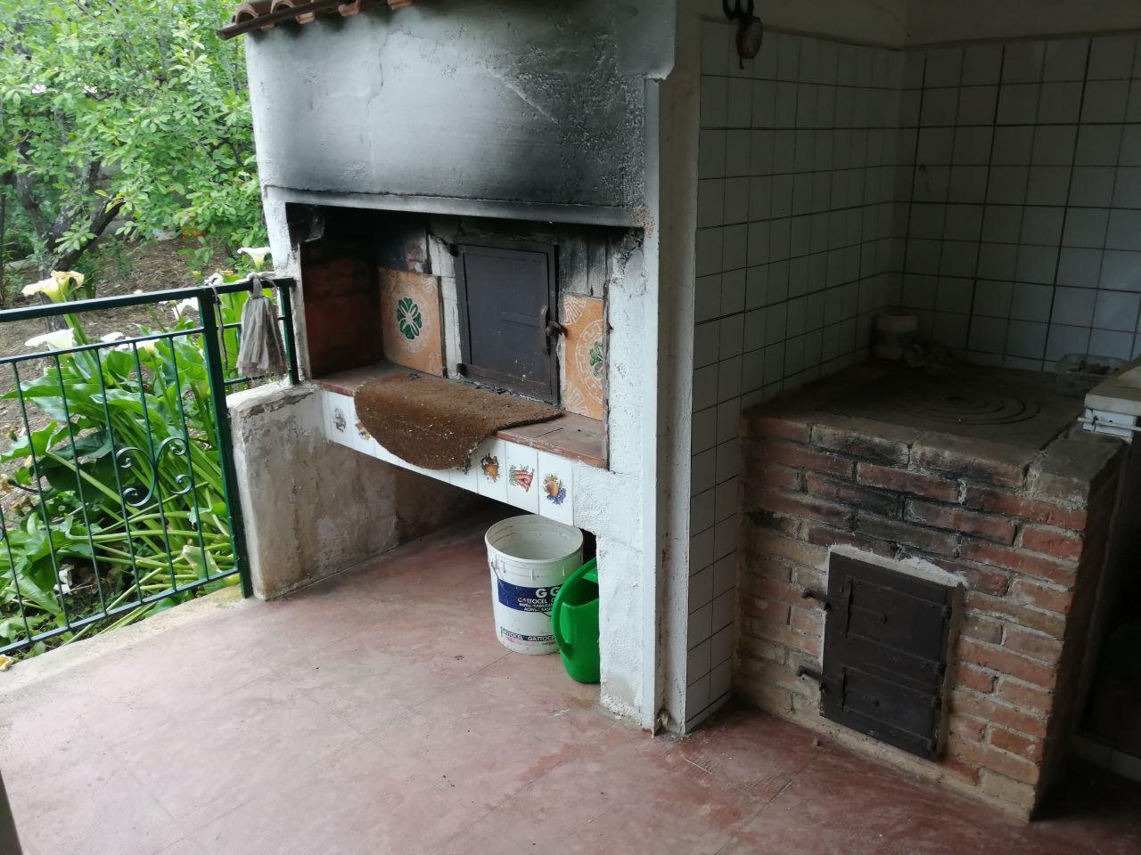 Via Pezzingoli, villino con giardino e posti auto