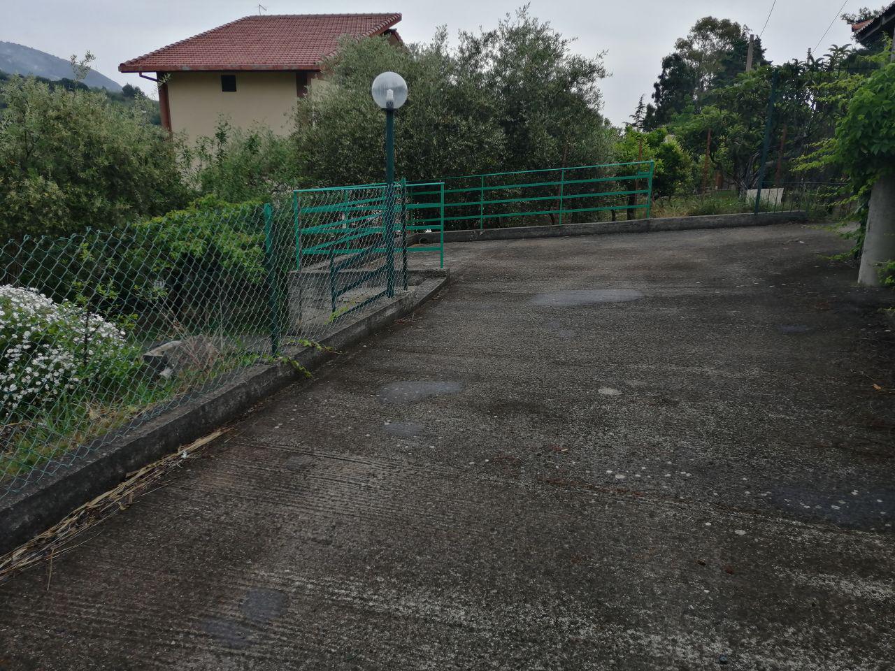 Via Pezzingoli, villino con giardino e posti auto