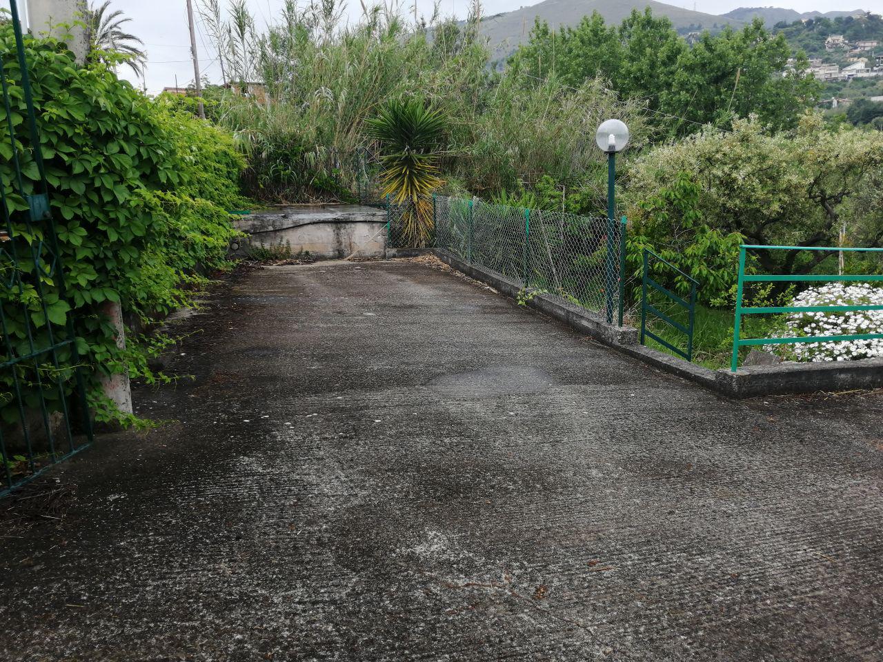 Via Pezzingoli, villino con giardino e posti auto