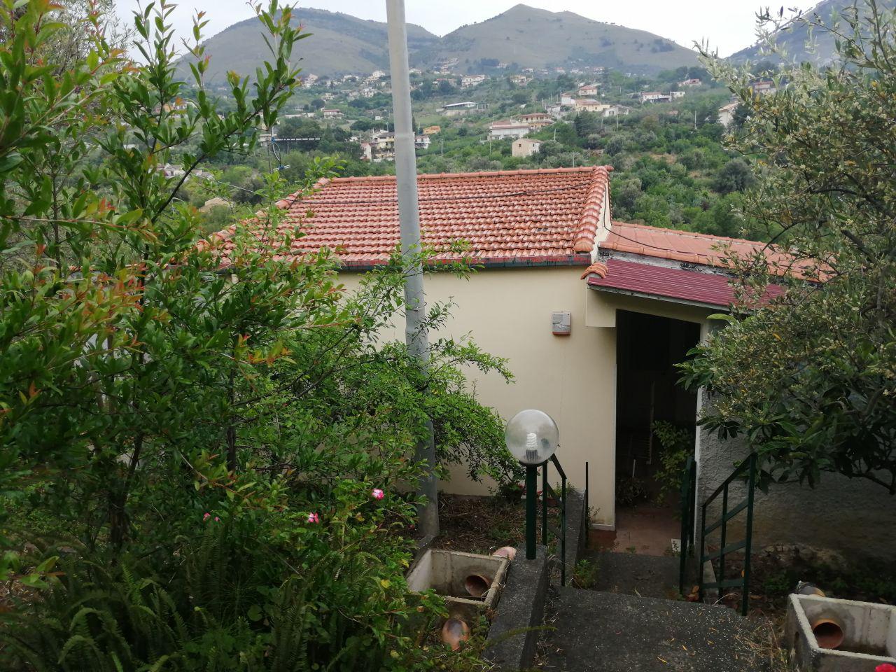 Via Pezzingoli, villino con giardino e posti auto