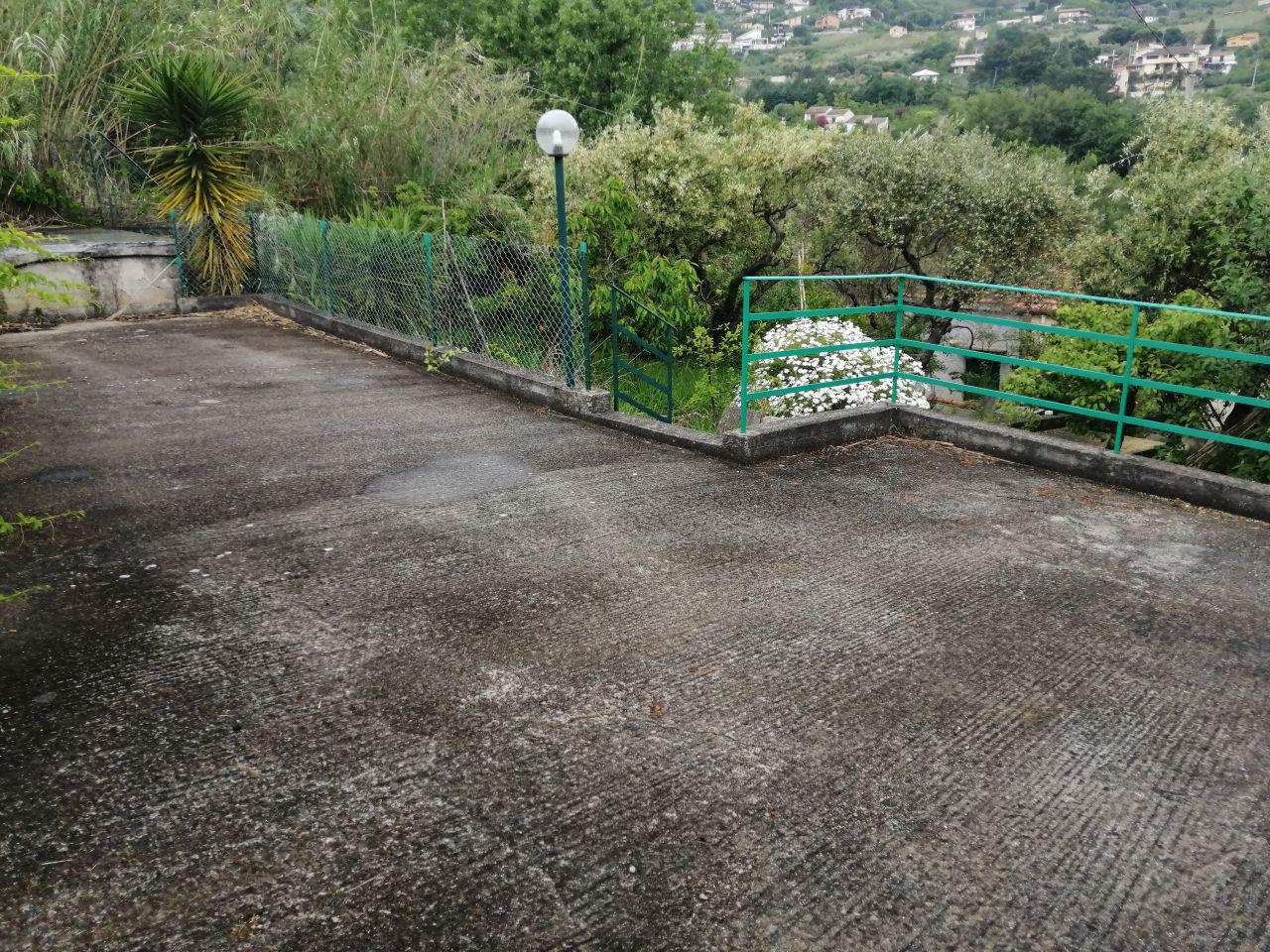 Via Pezzingoli, villino con giardino e posti auto