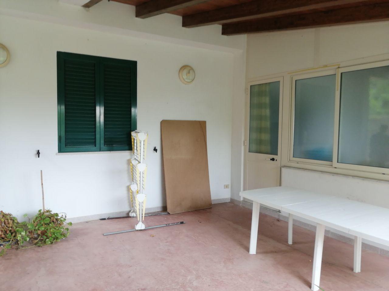 Via Pezzingoli, villino con giardino e posti auto