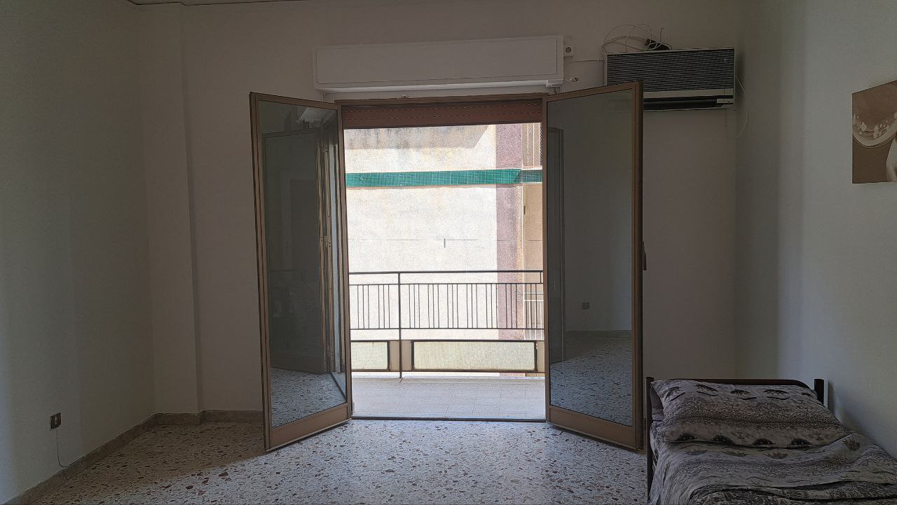 Via Aldo Moro 4 locali con ampio salone e camerino