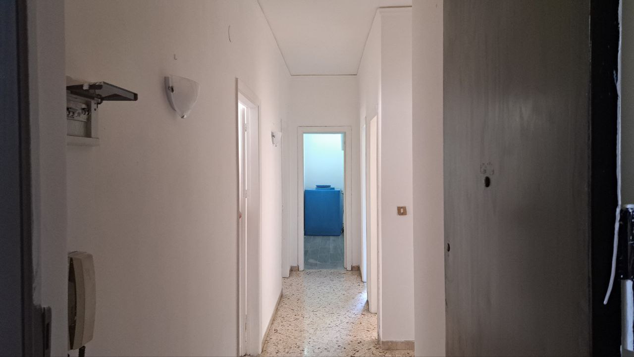 Via Aldo Moro 4 locali con ampio salone e camerino