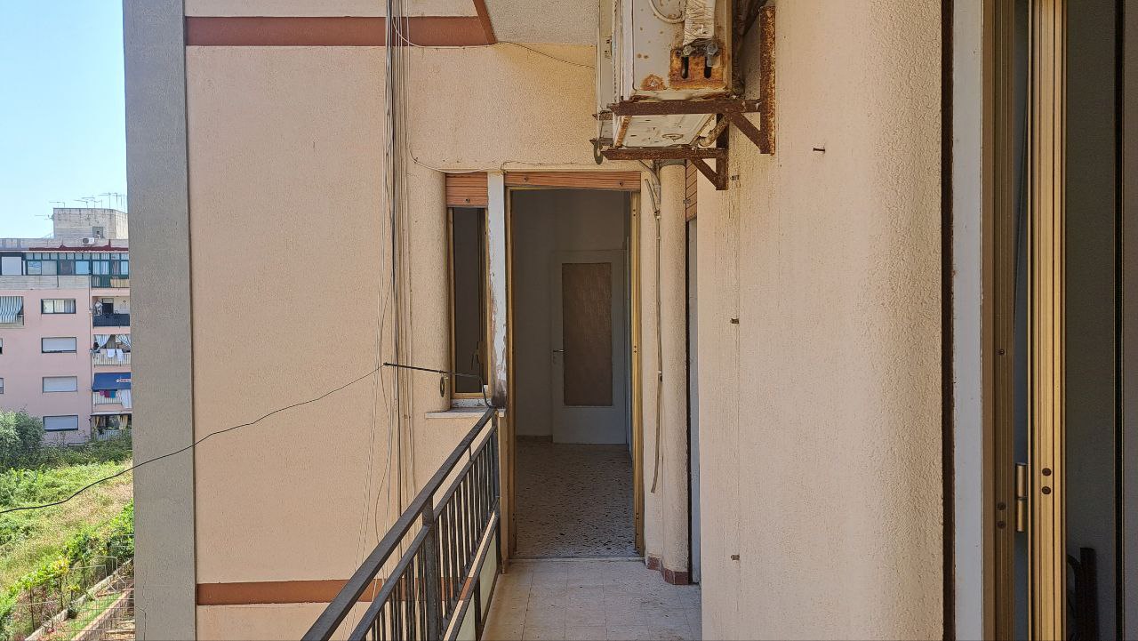 Via Aldo Moro 4 locali con ampio salone e camerino