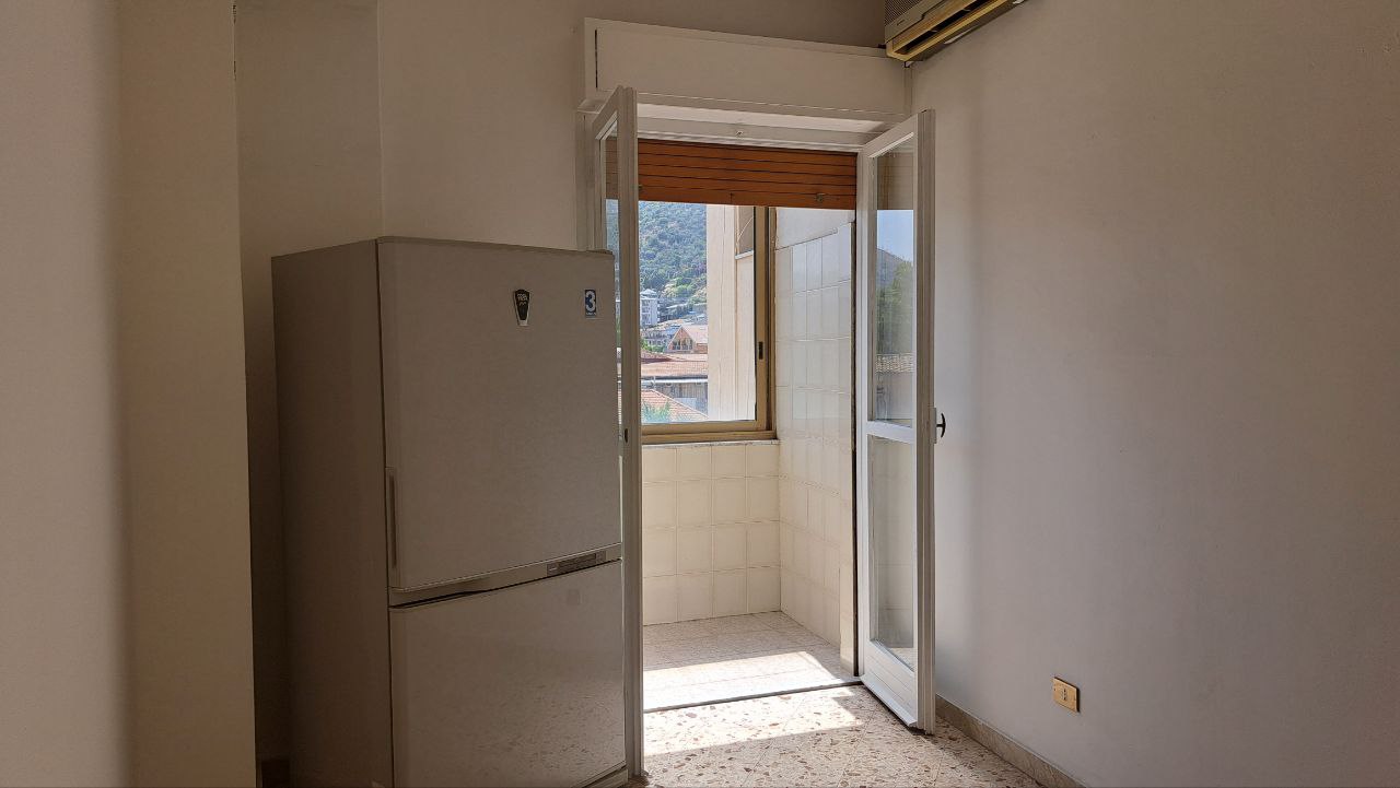 Via Aldo Moro 4 locali con ampio salone e camerino