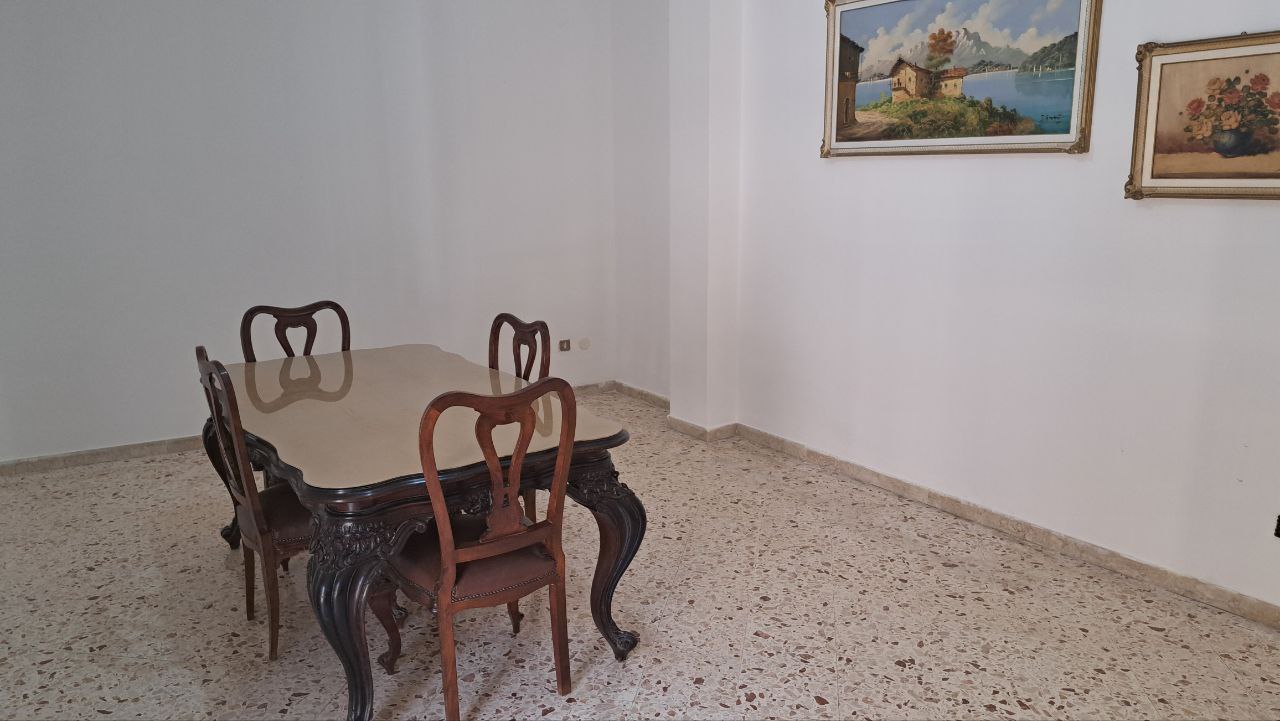 Via Aldo Moro 4 locali con ampio salone e camerino