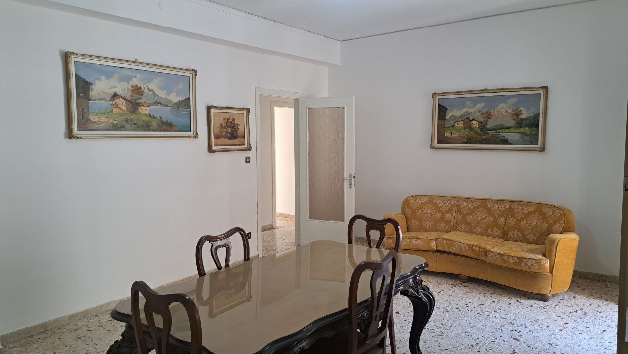 Via Aldo Moro 4 locali con ampio salone e camerino