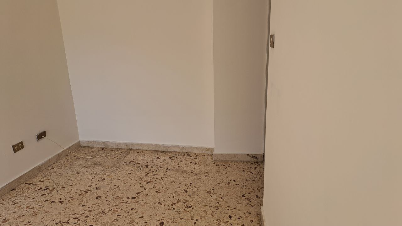 Via Aldo Moro 4 locali con ampio salone e camerino