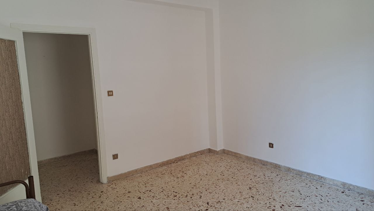 Via Aldo Moro 4 locali con ampio salone e camerino
