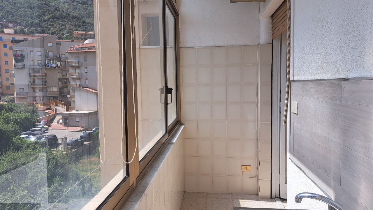 Via Aldo Moro 4 locali con ampio salone e camerino