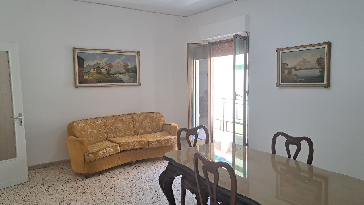Via Aldo Moro 4 locali con ampio salone e camerino