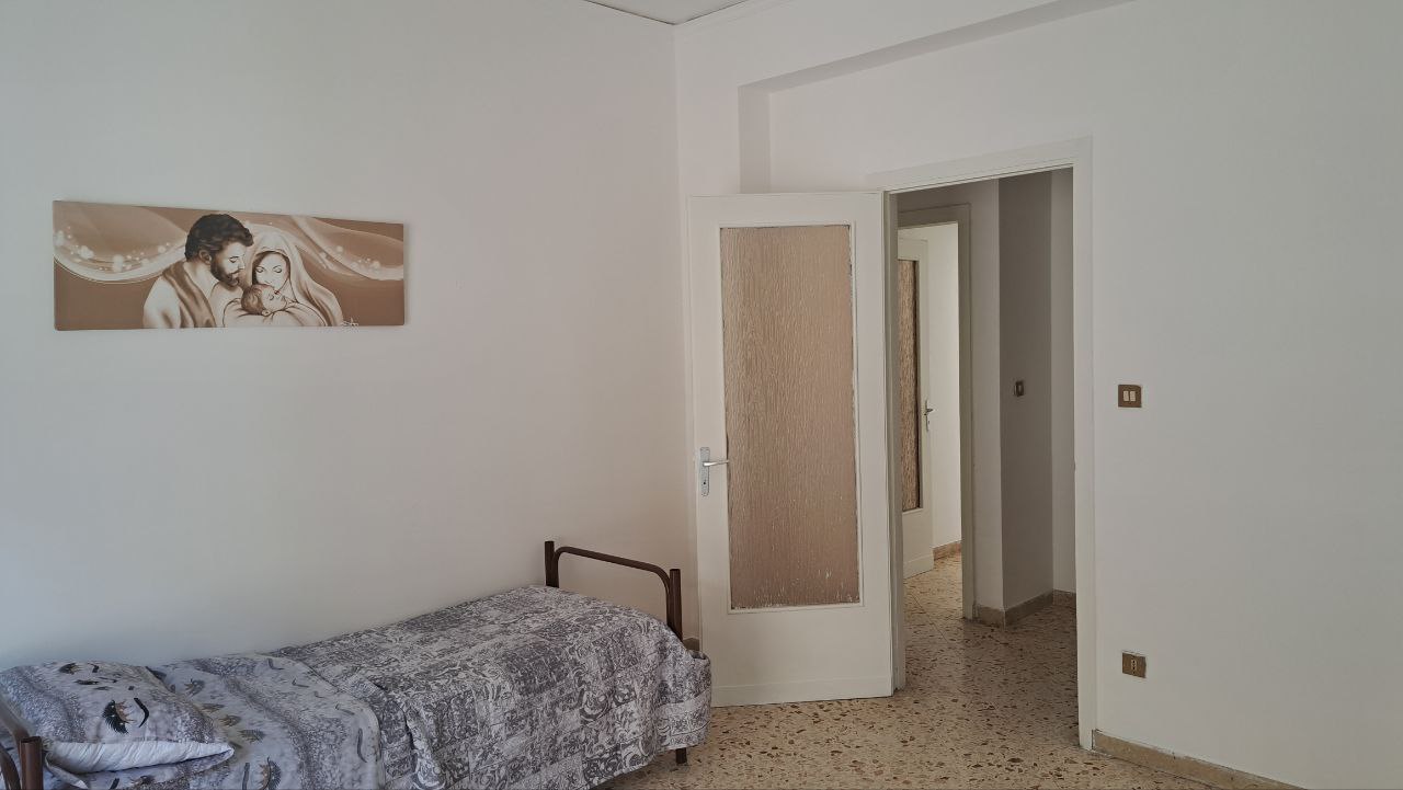 Via Aldo Moro 4 locali con ampio salone e camerino