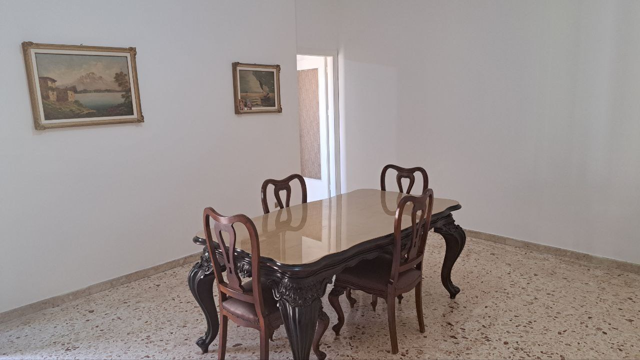 Via Aldo Moro 4 locali con ampio salone e camerino