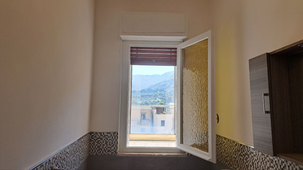 Via Aldo Moro 4 locali con ampio salone e camerino