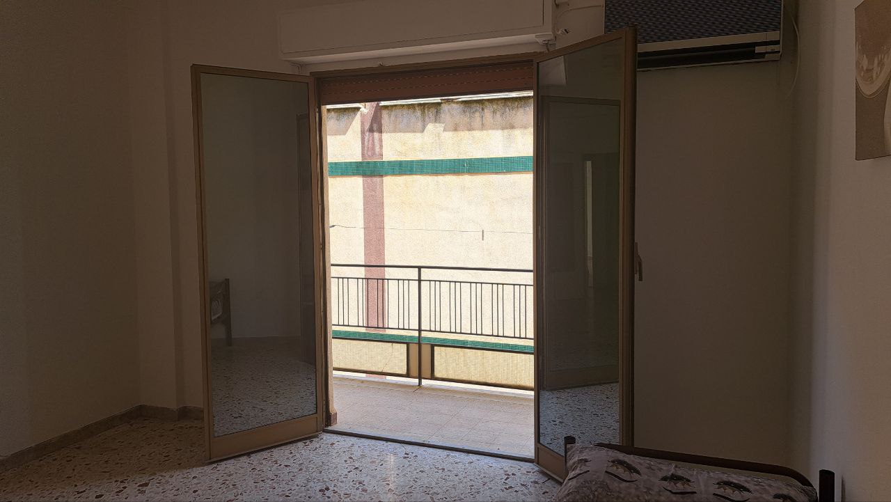 Via Aldo Moro 4 locali con ampio salone e camerino
