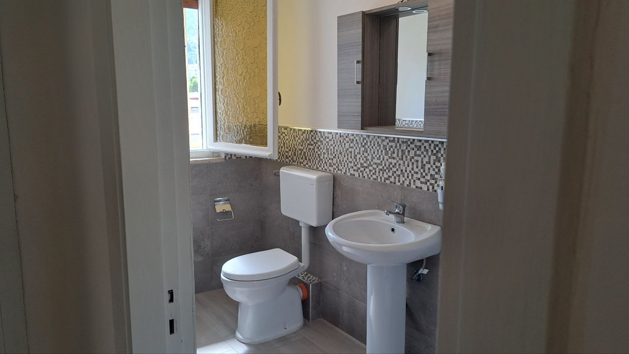 Via Aldo Moro 4 locali con ampio salone e camerino