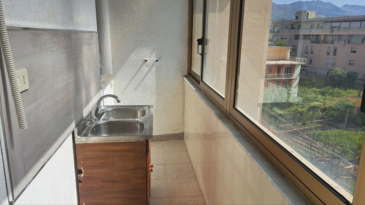 Via Aldo Moro 4 locali con ampio salone e camerino