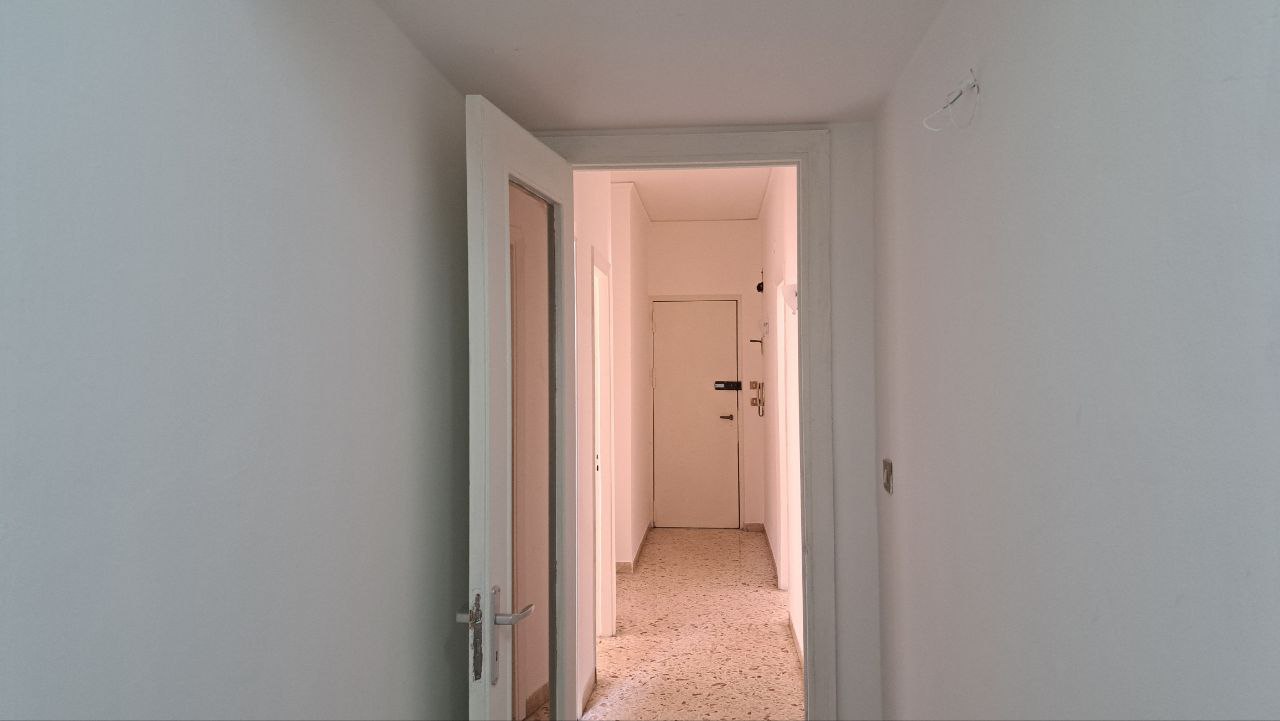 Via Aldo Moro 4 locali con ampio salone e camerino