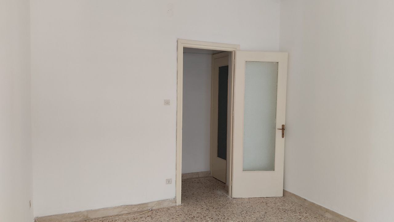 Via Venero comodo e centrale 3vani con ripostiglio