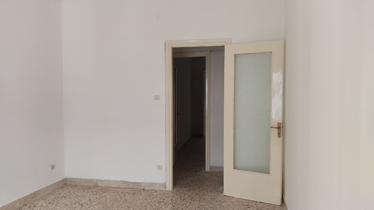 Via Venero comodo e centrale 3vani con ripostiglio
