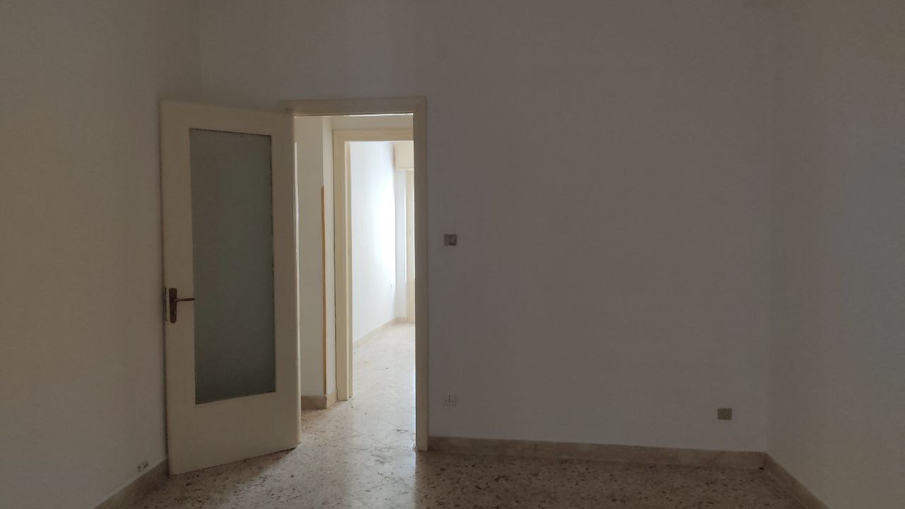 Via Venero comodo e centrale 3vani con ripostiglio