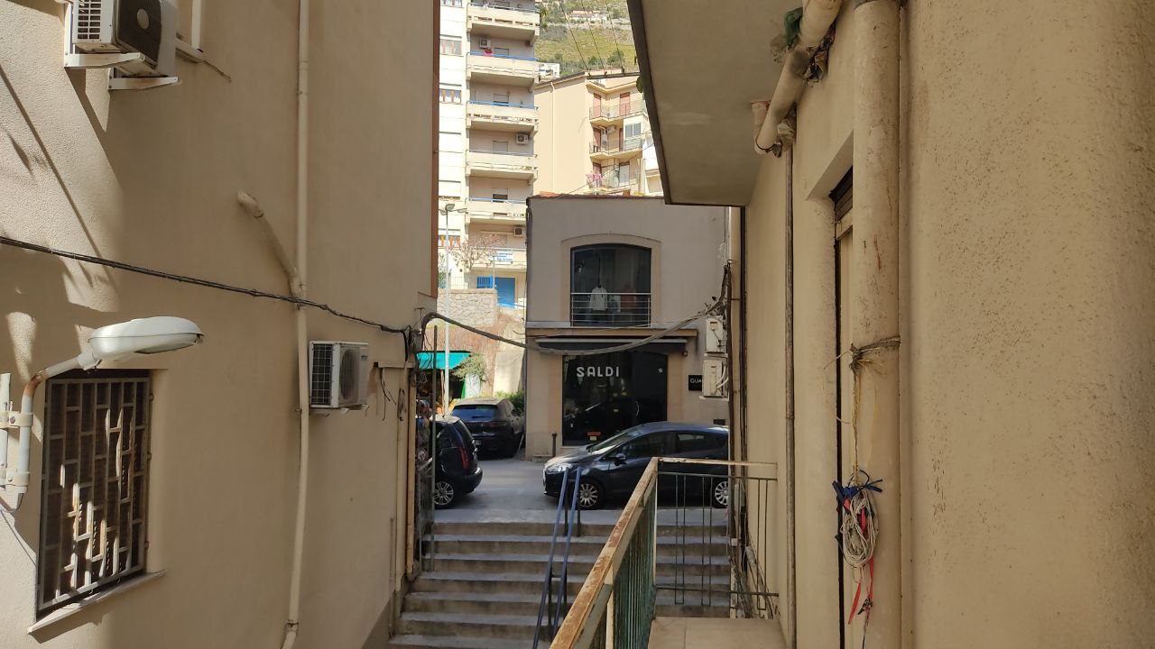 Via Venero comodo e centrale 3vani con ripostiglio
