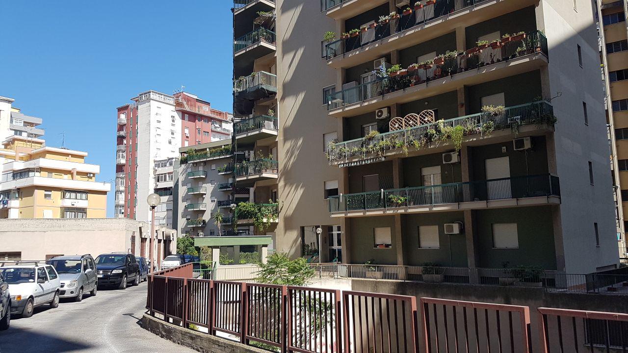 Via Giovan Battista Naselli, 4 vani con 2 ingressi