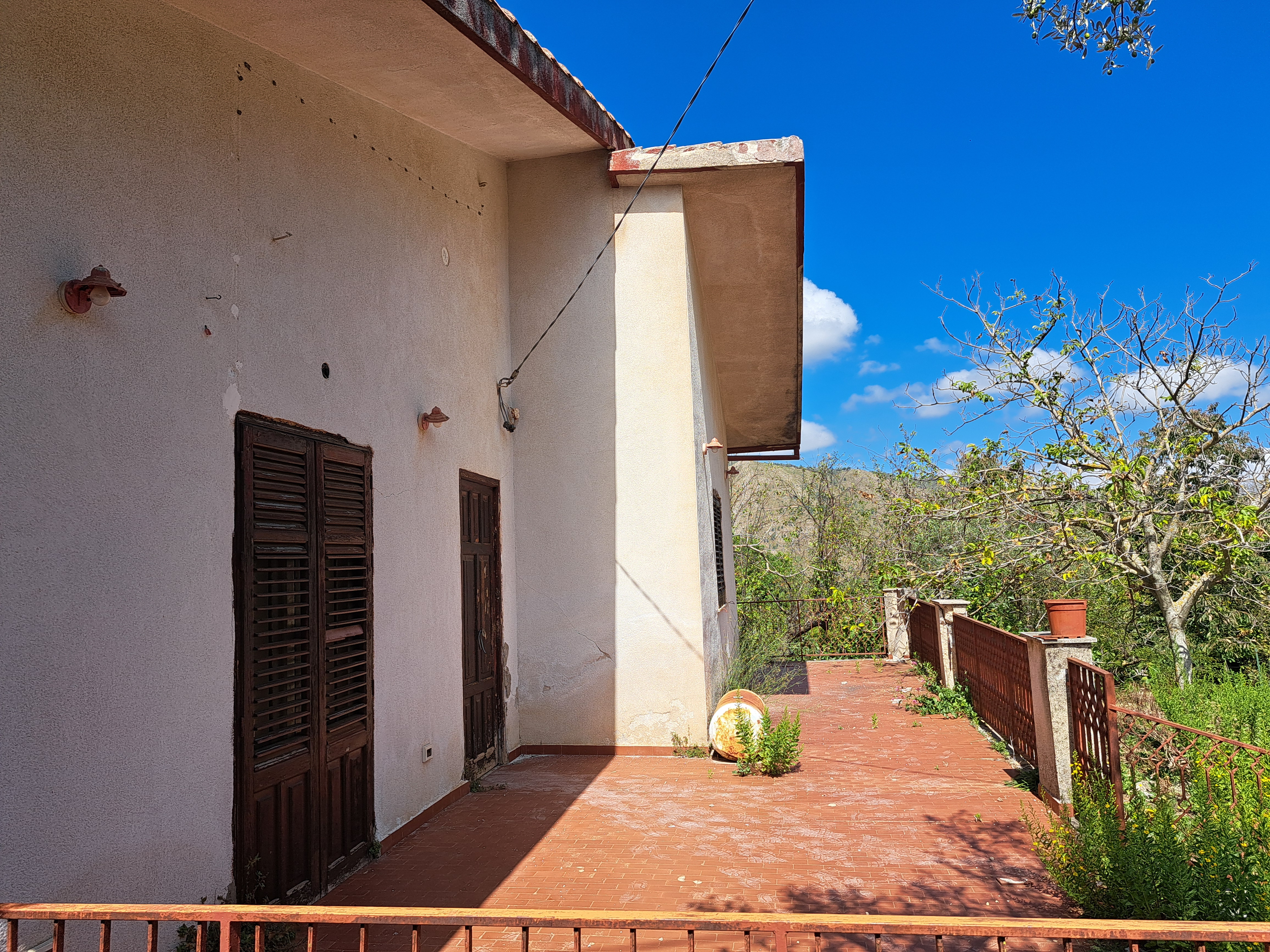 Via Livia De Stefani già Via P. G. 11, villino 3 vani con terrazzo, magazzino e 4.000 mq di terreno
