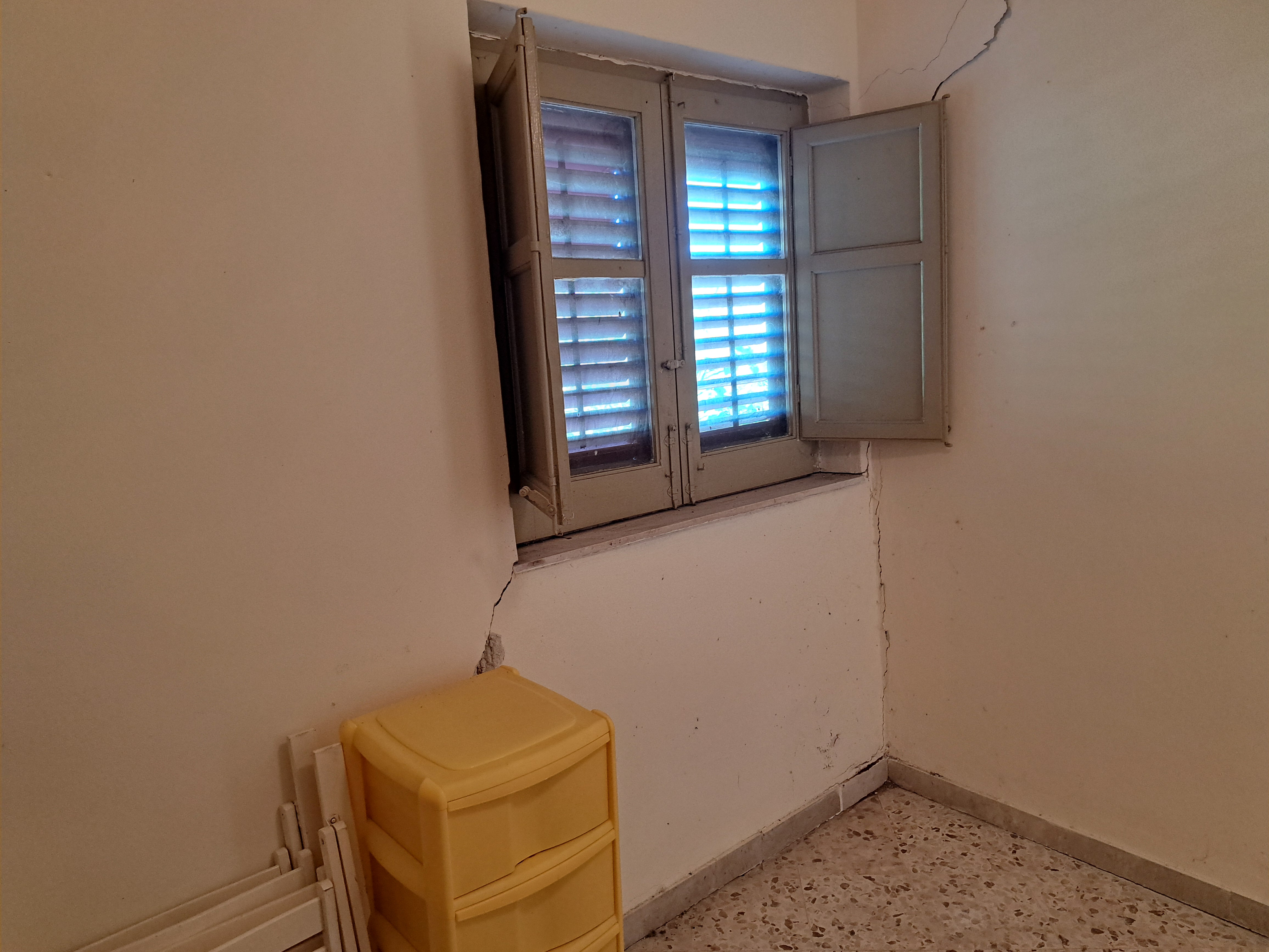 Via Livia De Stefani già Via P. G. 11, villino 3 vani con terrazzo, magazzino e 4.000 mq di terreno