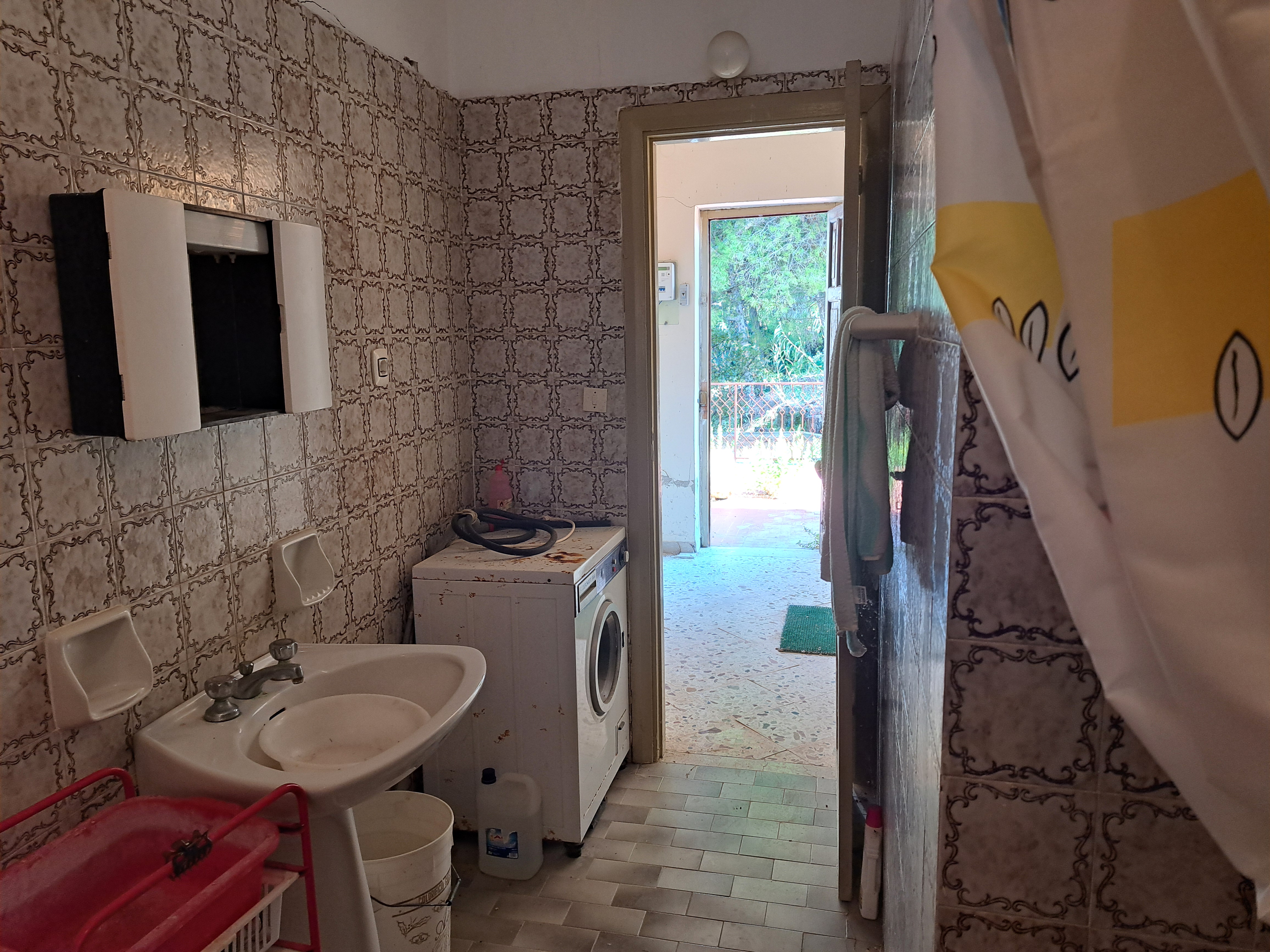 Via Livia De Stefani già Via P. G. 11, villino 3 vani con terrazzo, magazzino e 4.000 mq di terreno
