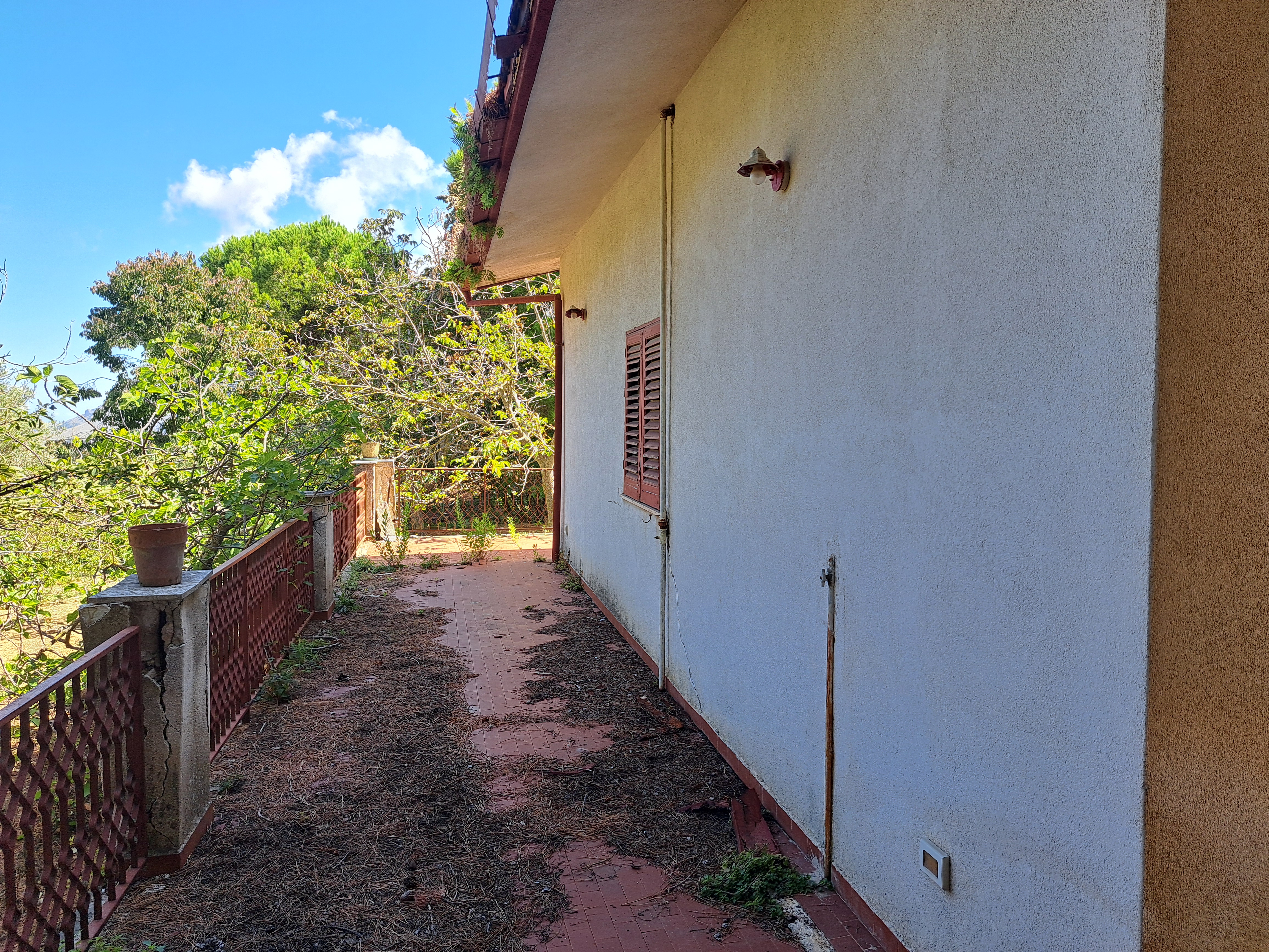 Via Livia De Stefani già Via P. G. 11, villino 3 vani con terrazzo, magazzino e 4.000 mq di terreno