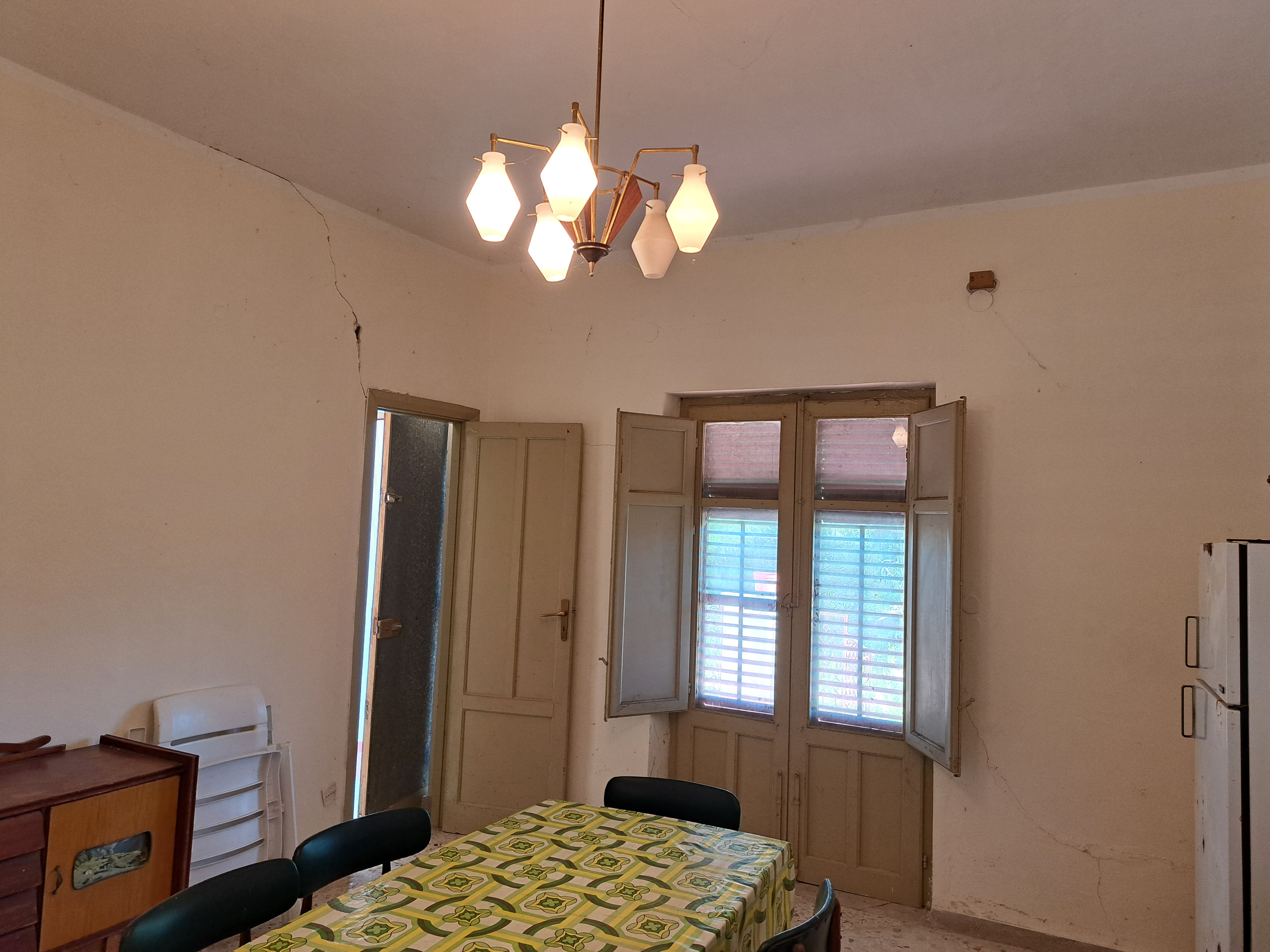 Via Livia De Stefani già Via P. G. 11, villino 3 vani con terrazzo, magazzino e 4.000 mq di terreno
