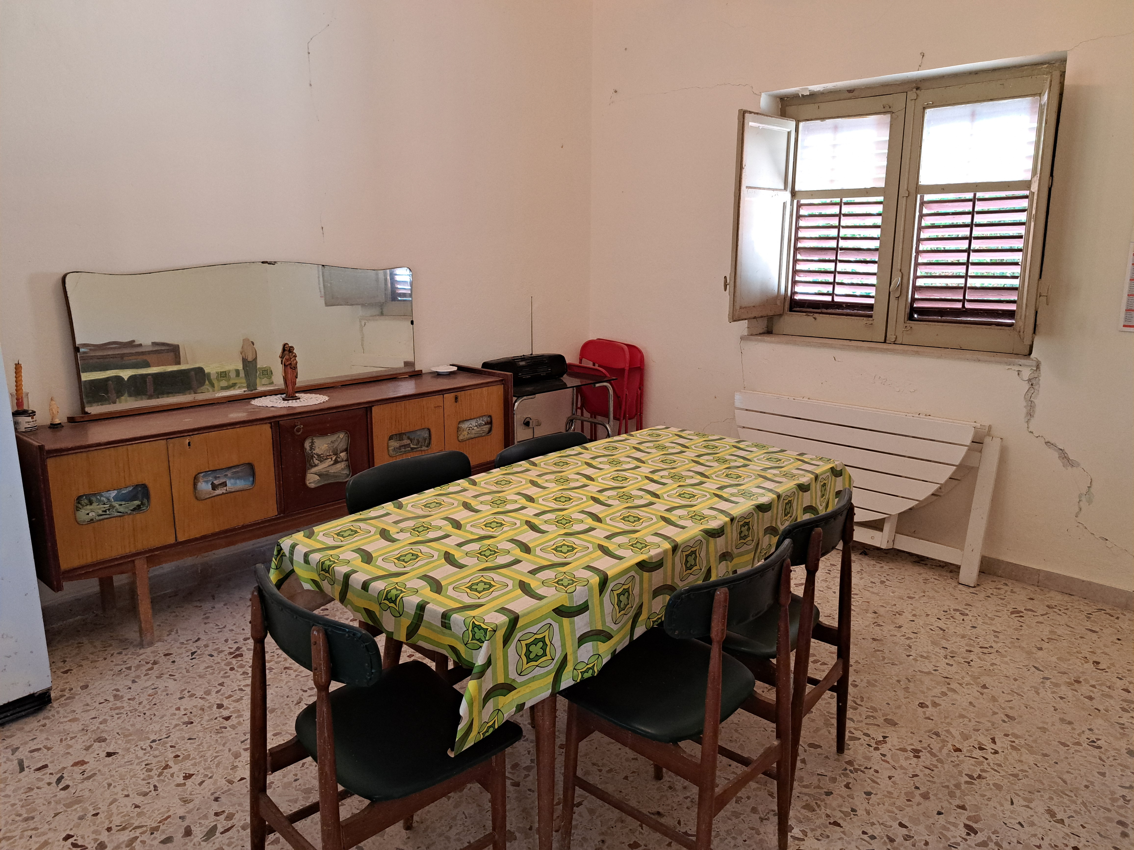 Via Livia De Stefani già Via P. G. 11, villino 3 vani con terrazzo, magazzino e 4.000 mq di terreno