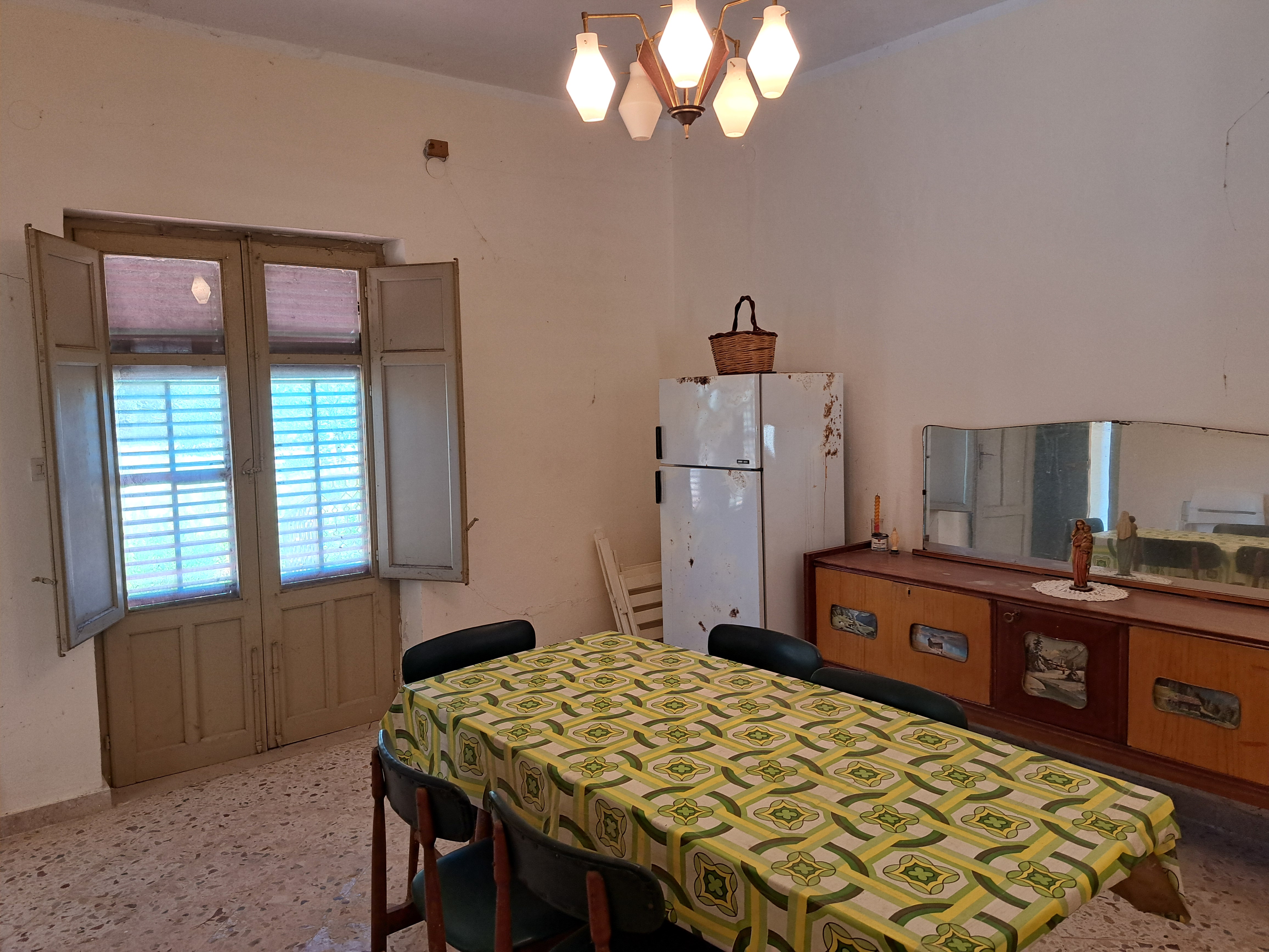 Via Livia De Stefani già Via P. G. 11, villino 3 vani con terrazzo, magazzino e 4.000 mq di terreno