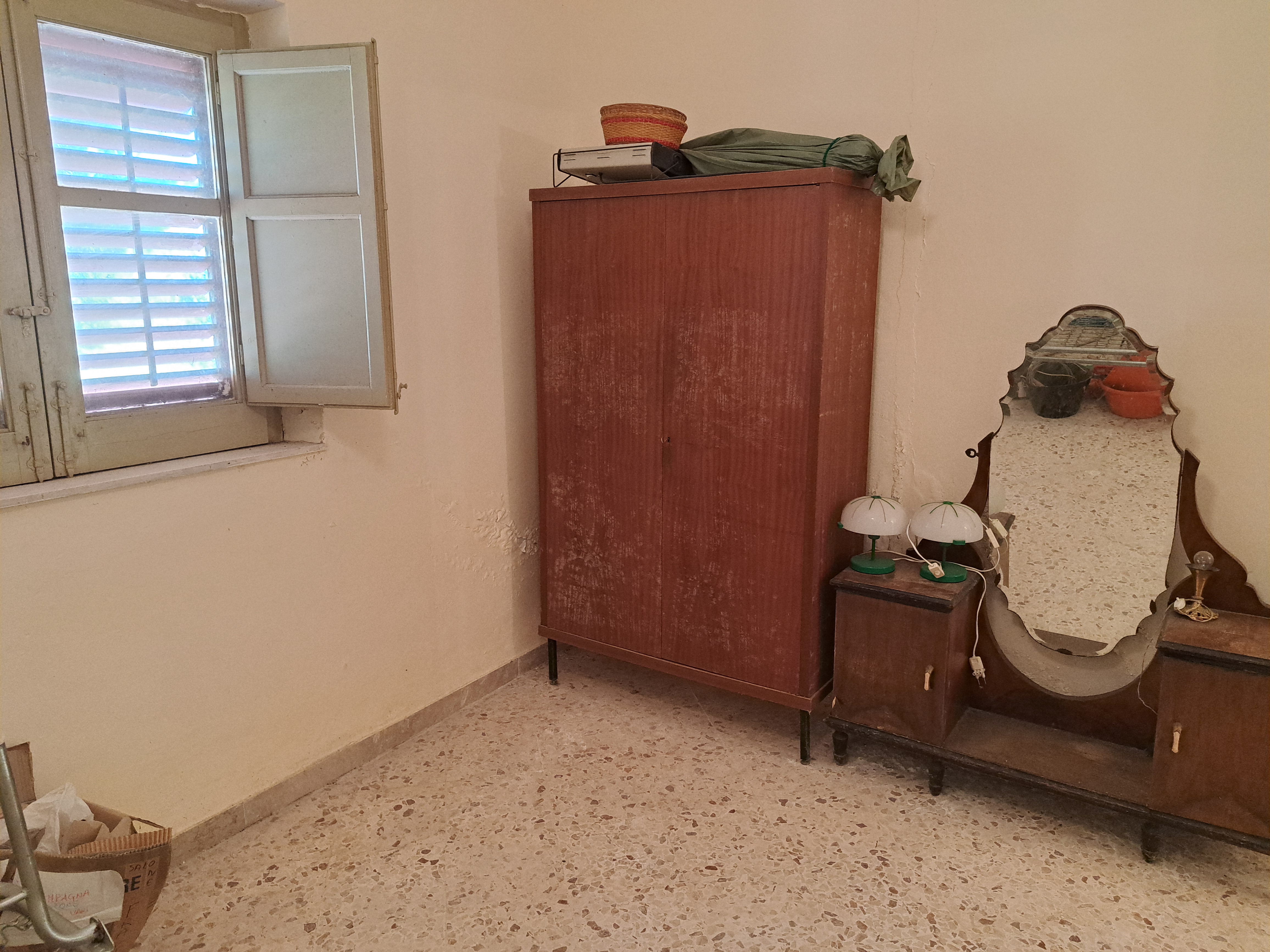 Via Livia De Stefani già Via P. G. 11, villino 3 vani con terrazzo, magazzino e 4.000 mq di terreno