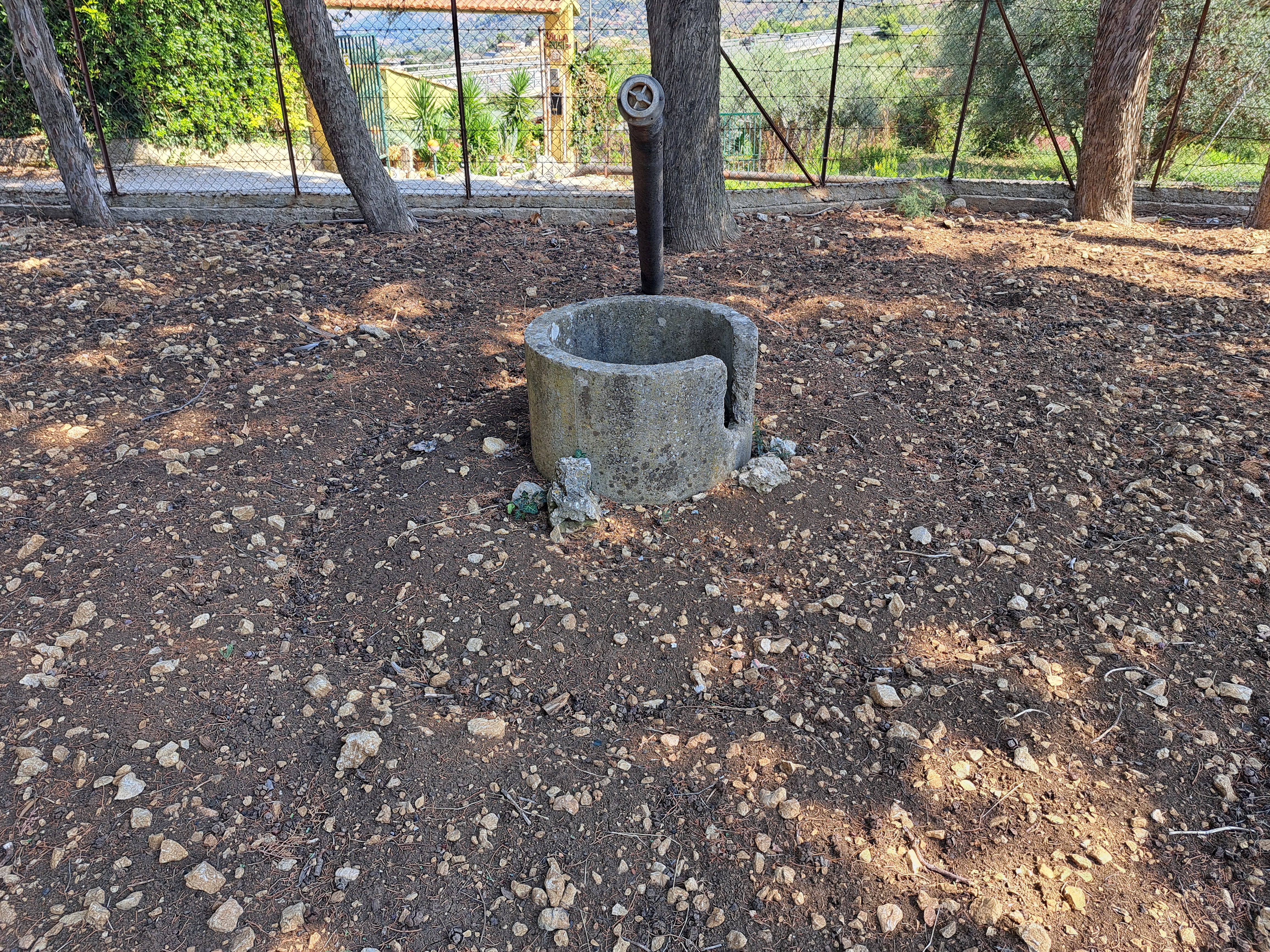 Via Livia De Stefani già Via P. G. 11, villino 3 vani con terrazzo, magazzino e 4.000 mq di terreno