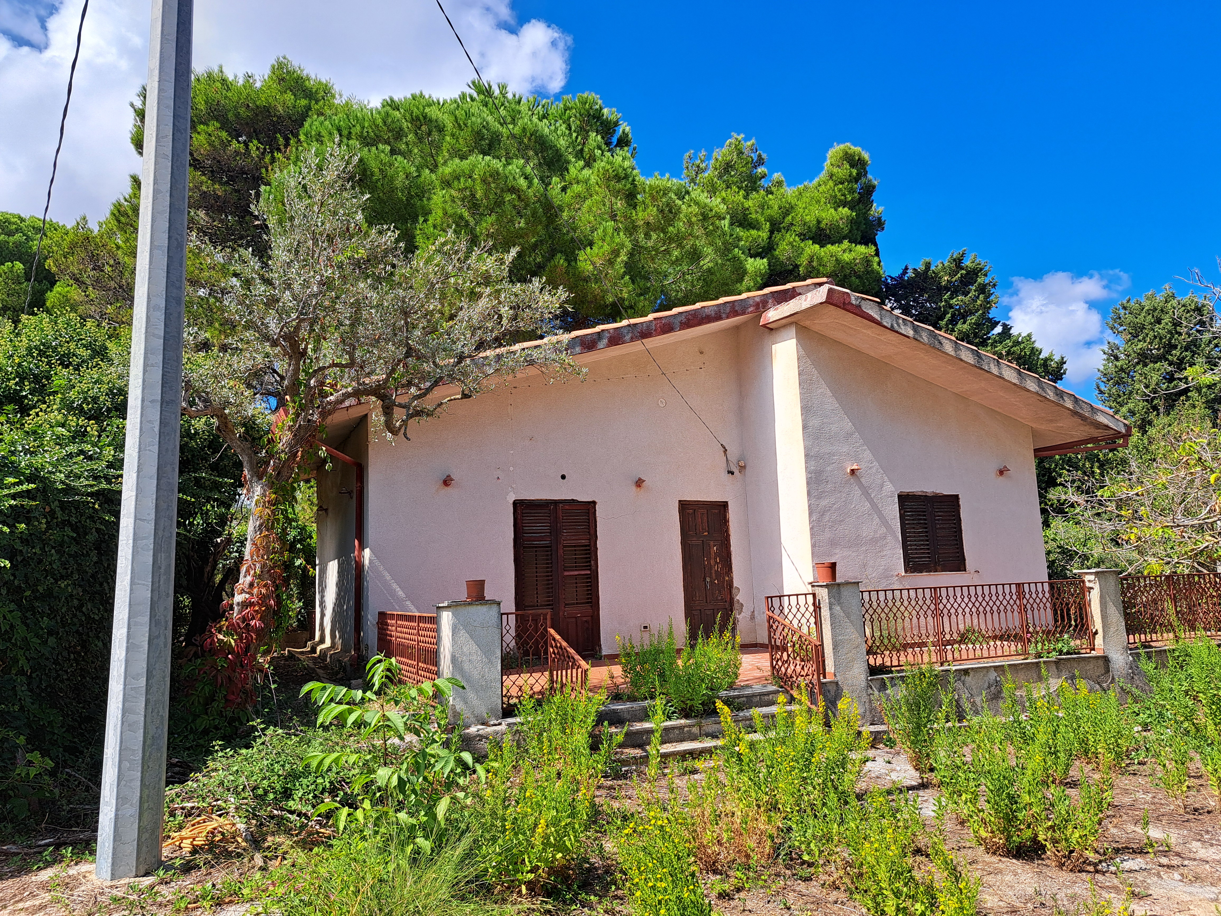 Via Livia De Stefani già Via P. G. 11, villino 3 vani con terrazzo, magazzino e 4.000 mq di terreno