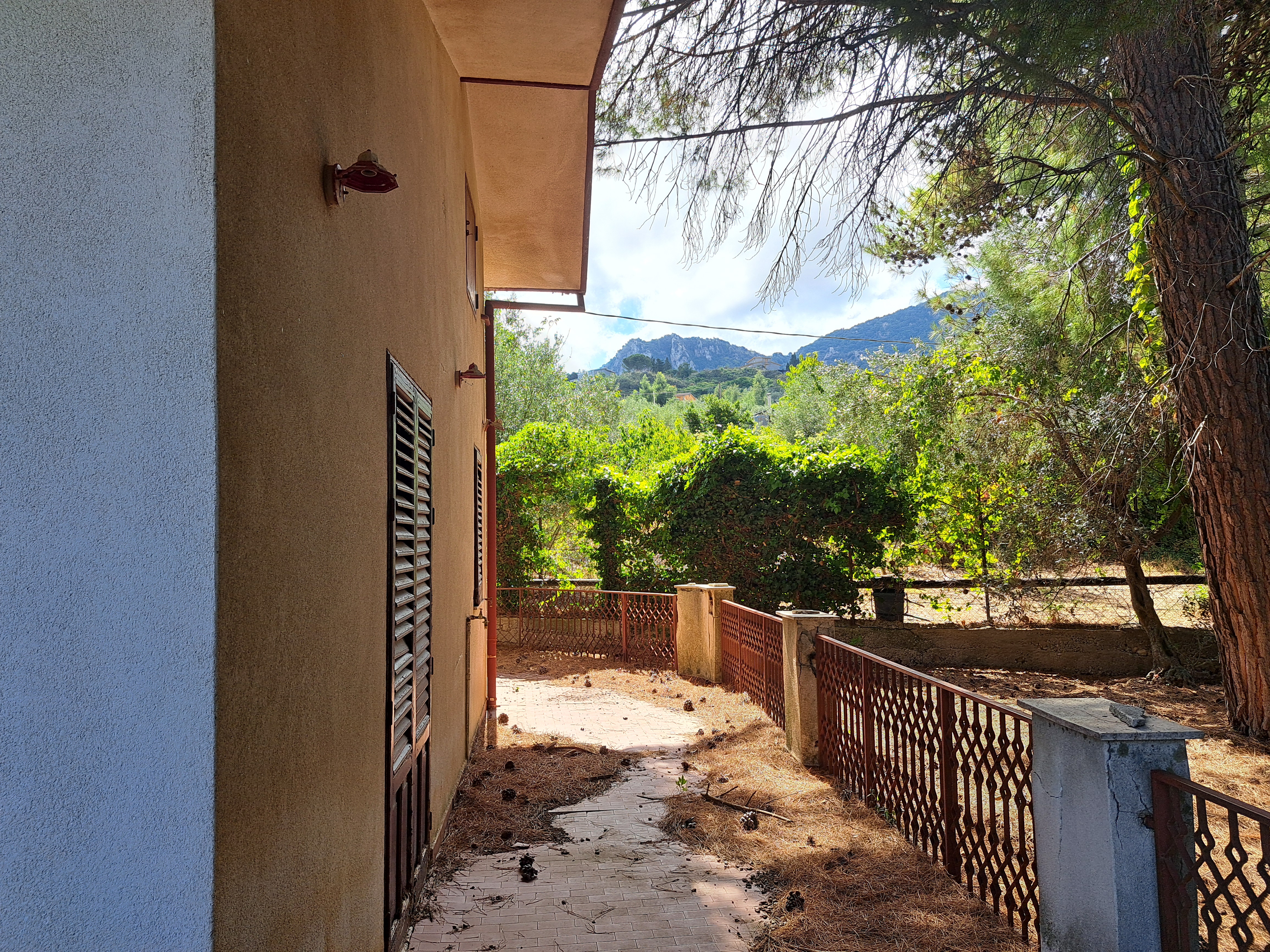 Via Livia De Stefani già Via P. G. 11, villino 3 vani con terrazzo, magazzino e 4.000 mq di terreno
