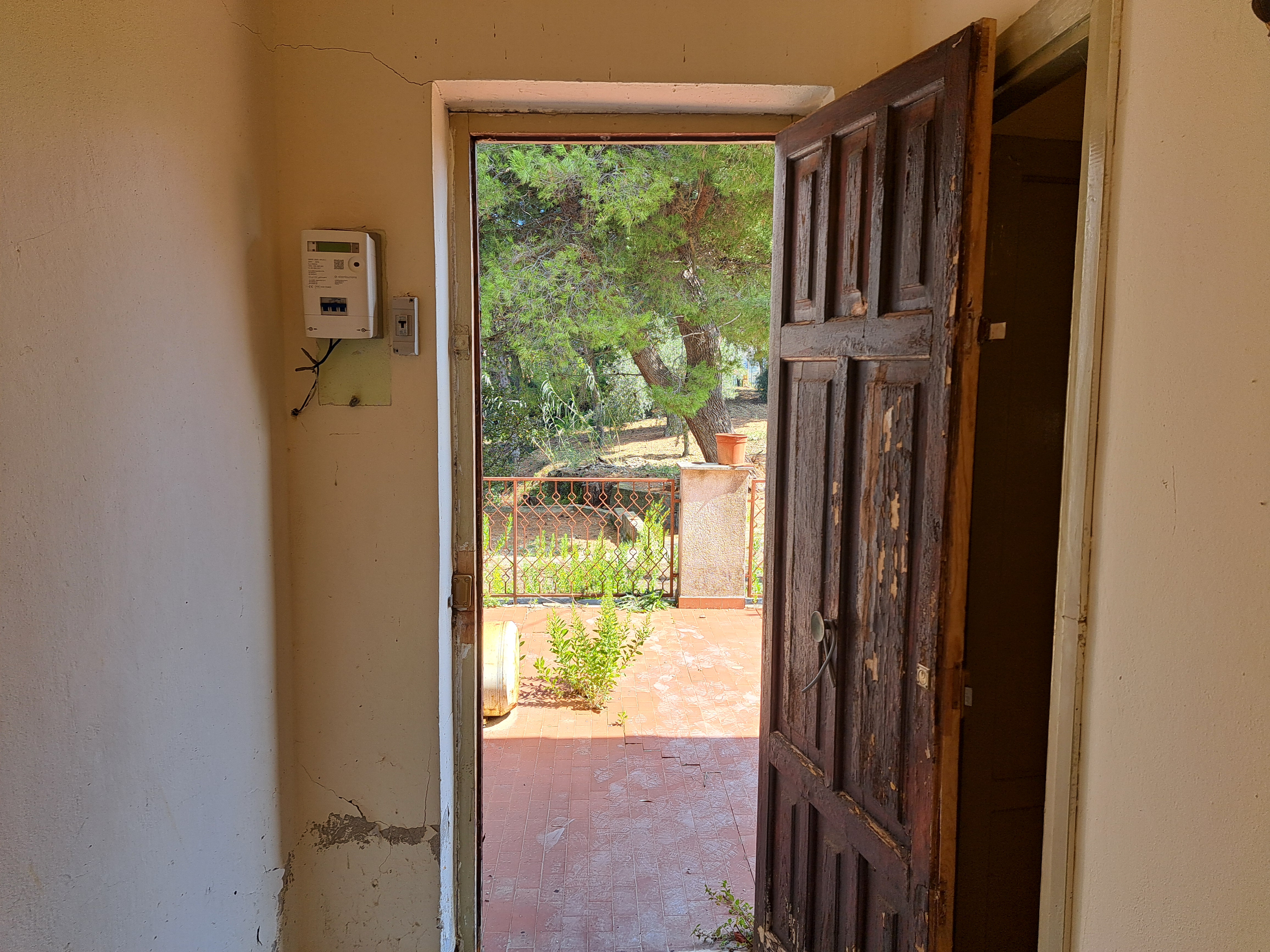 Via Livia De Stefani già Via P. G. 11, villino 3 vani con terrazzo, magazzino e 4.000 mq di terreno
