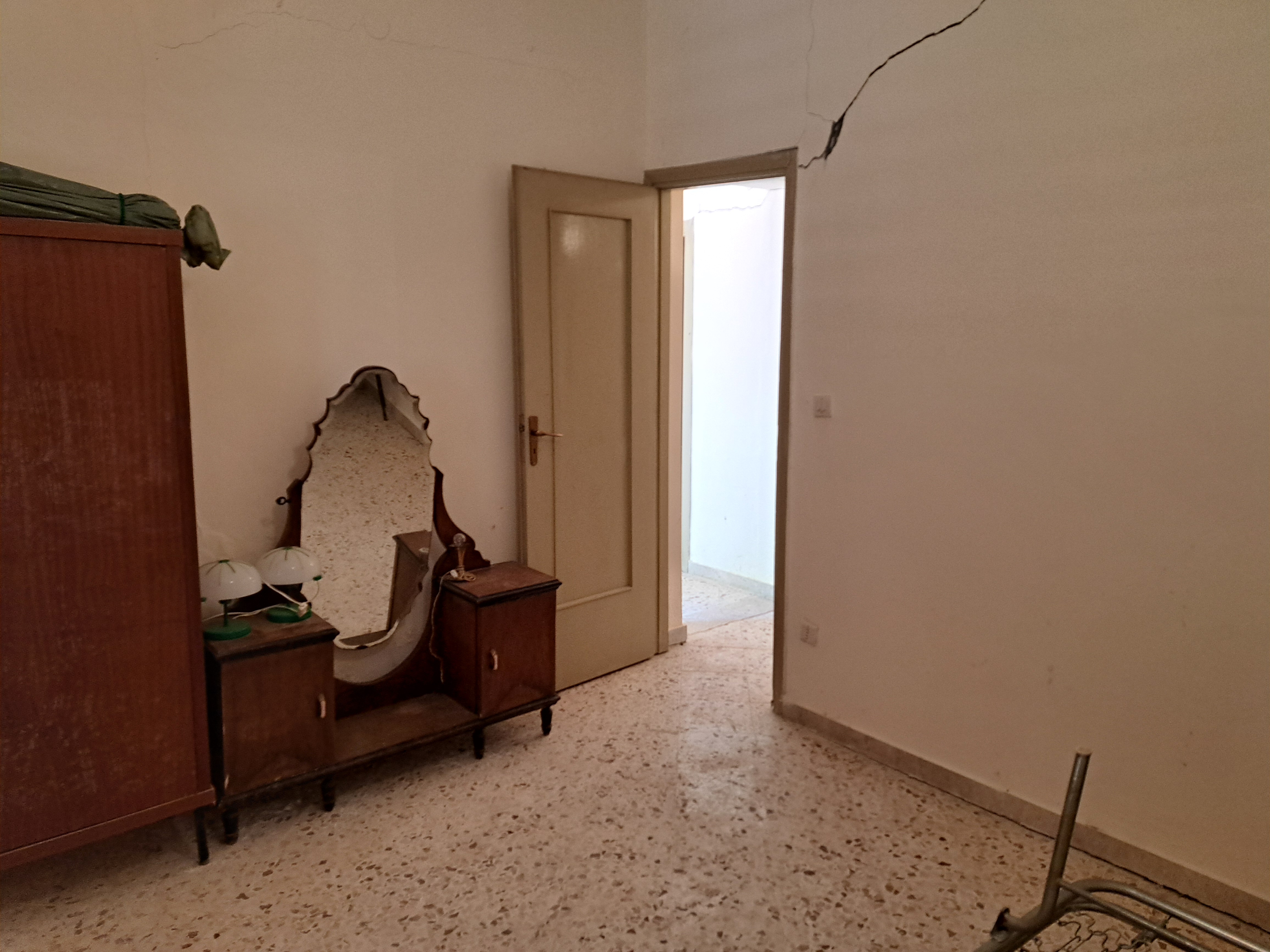 Via Livia De Stefani già Via P. G. 11, villino 3 vani con terrazzo, magazzino e 4.000 mq di terreno
