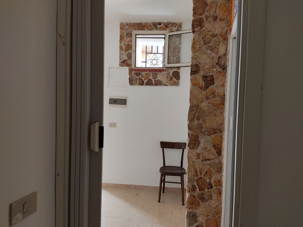 Via della Greca casetta con rivestimenti in pietra