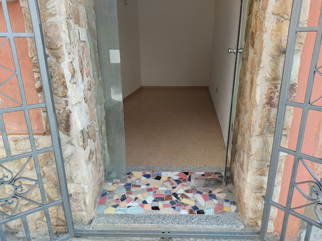 Via della Greca casetta con rivestimenti in pietra