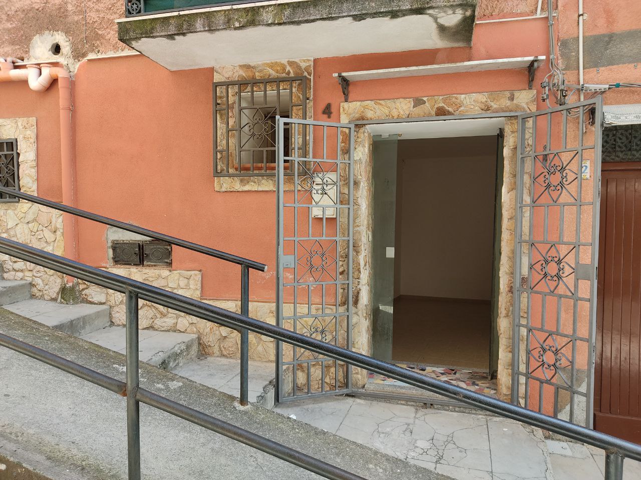 Via della Greca casetta con rivestimenti in pietra