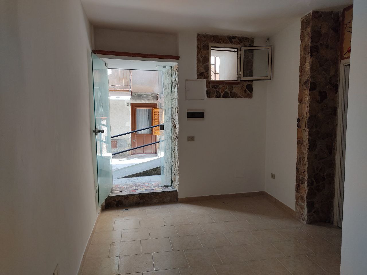 Via della Greca casetta con rivestimenti in pietra
