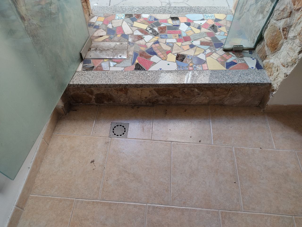 Via della Greca casetta con rivestimenti in pietra