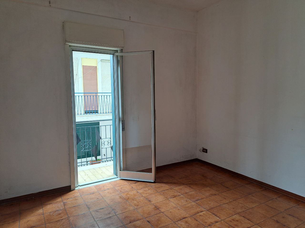 Via Passo d'Api casa con doppi ingressi e box auto