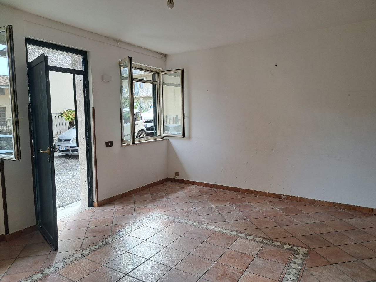 Via Passo d'Api casa con doppi ingressi e box auto